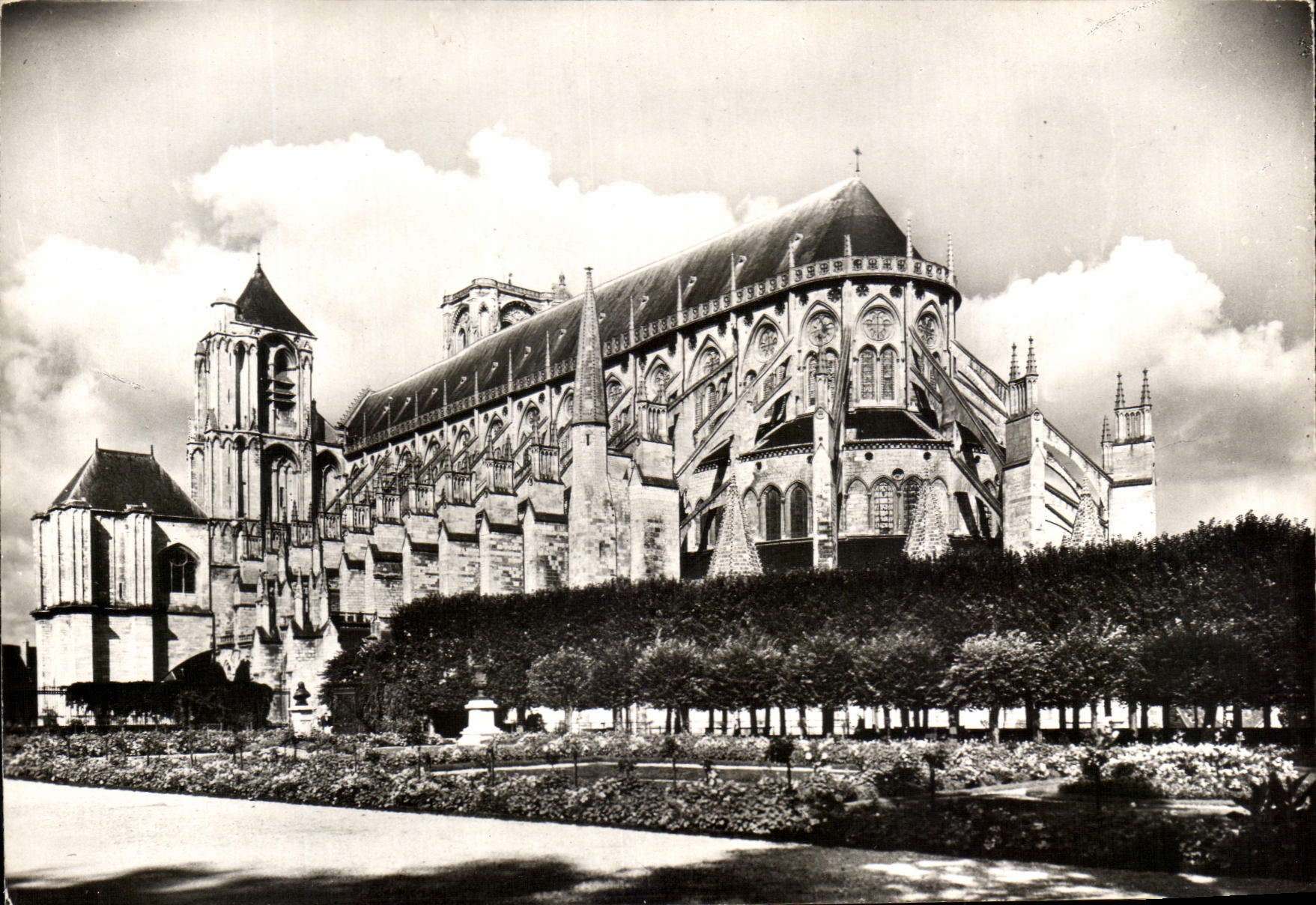 Bourges (Cher) — Cathédrale Saint-Étienne (XIIIe s.) — Vue d'ensemble prise du Sud-Est — Service Commercial Monuments Historiques, Paris