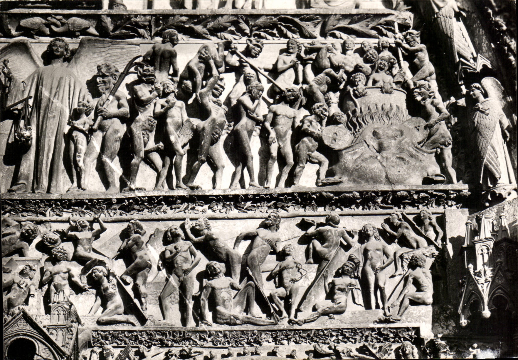 CPA Bourges Cathedrale St Etienne Portail Partie du Tympan du Jegement dernier