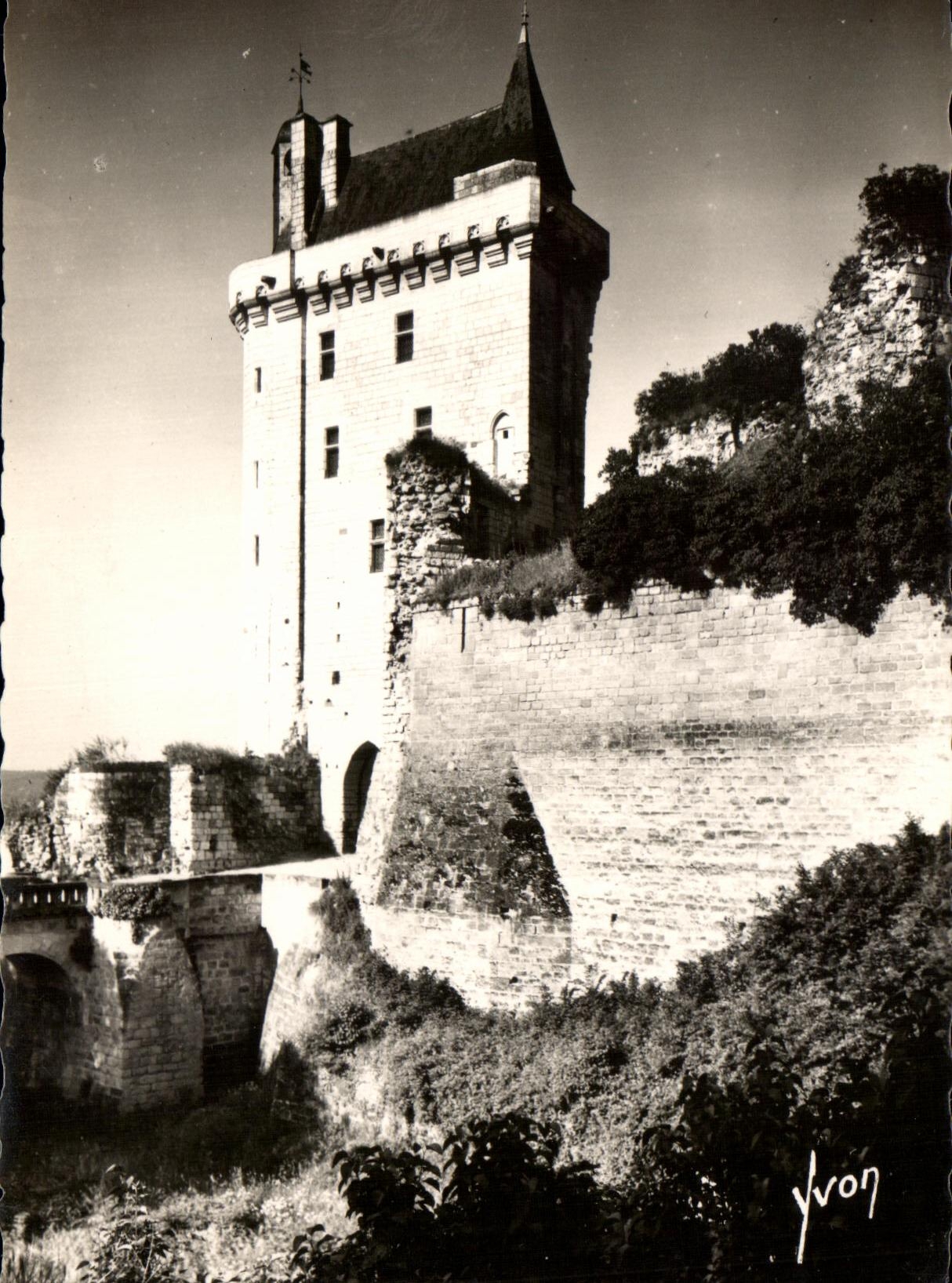 CPA Chinon Le Chateau Tour de l'Horloge