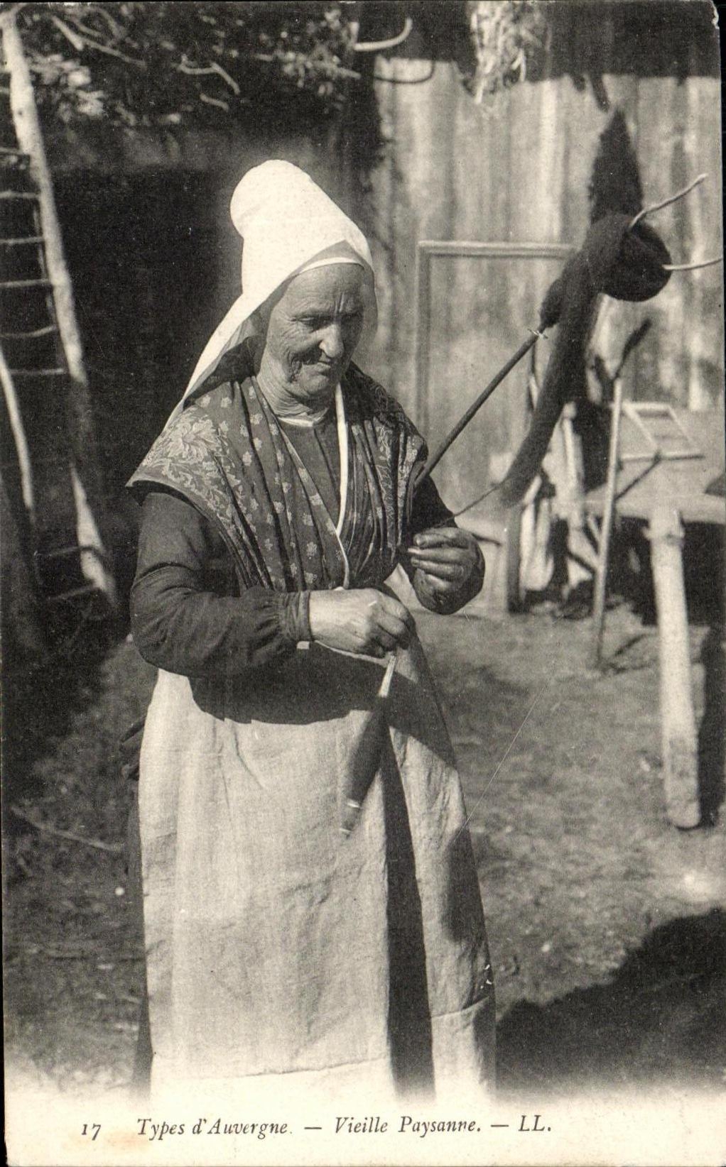 CPA Types d'Auvergne Vieille Paysanne Folklore