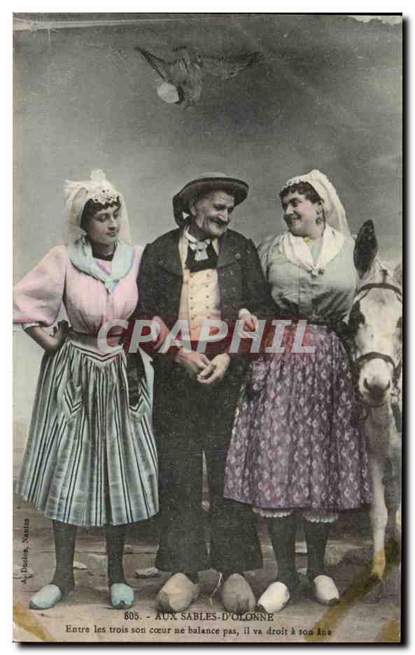 CPA Aux Sables D'Olonne Entre les trois son coeur ne balance Folklore Costume