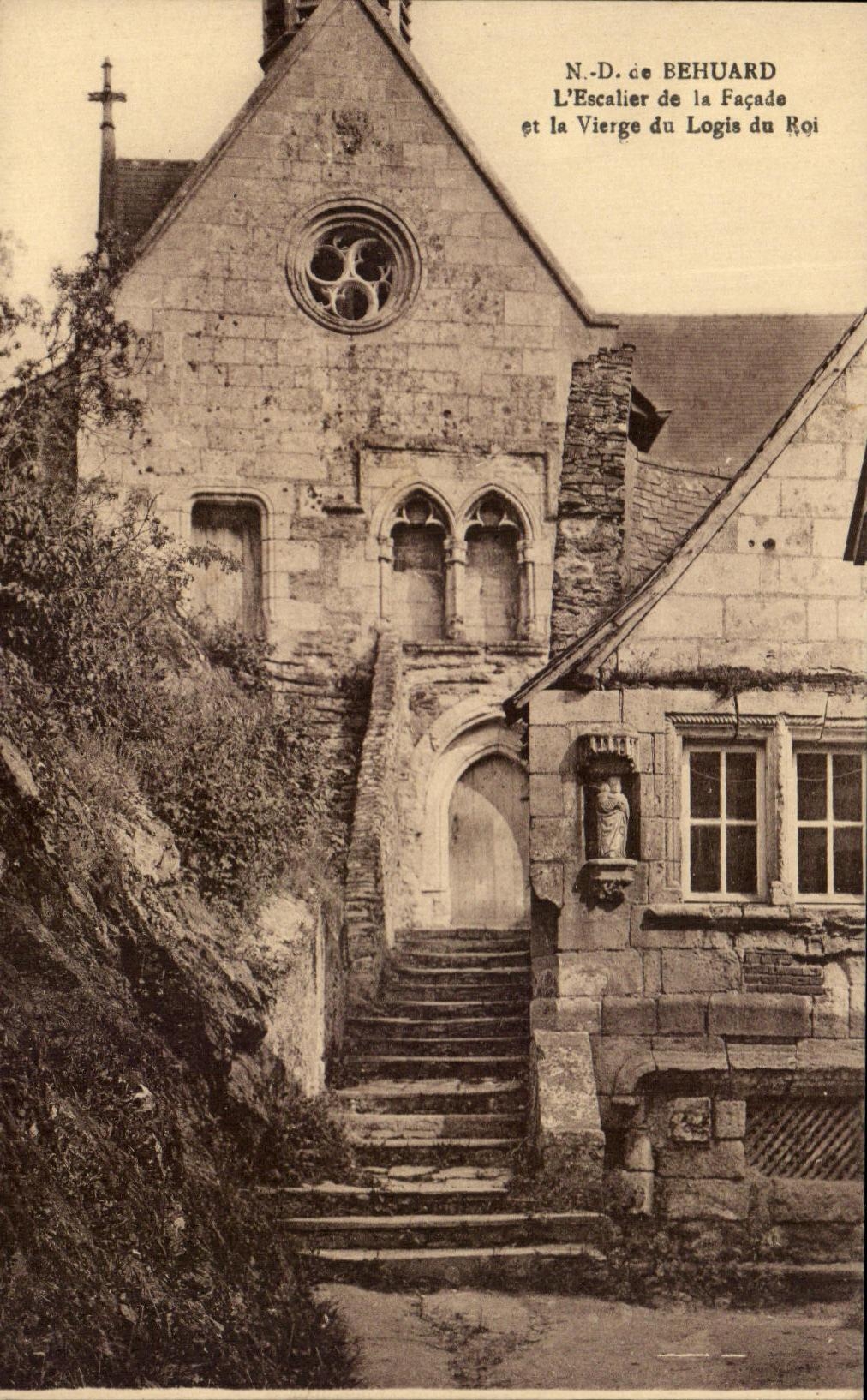 CPA ND de Behuard L'Escalier De La Facade Et La Vierge Du Logis Du roi