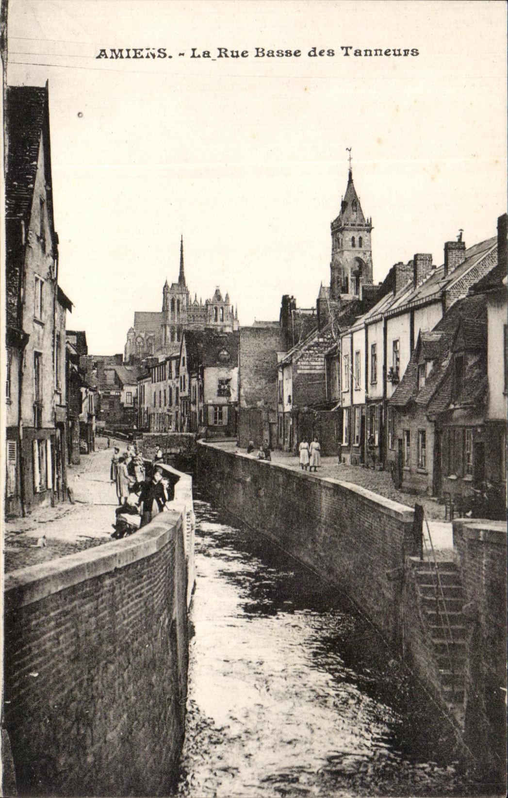CPA Amiens La Rue Basse des Tanneurs Enfants