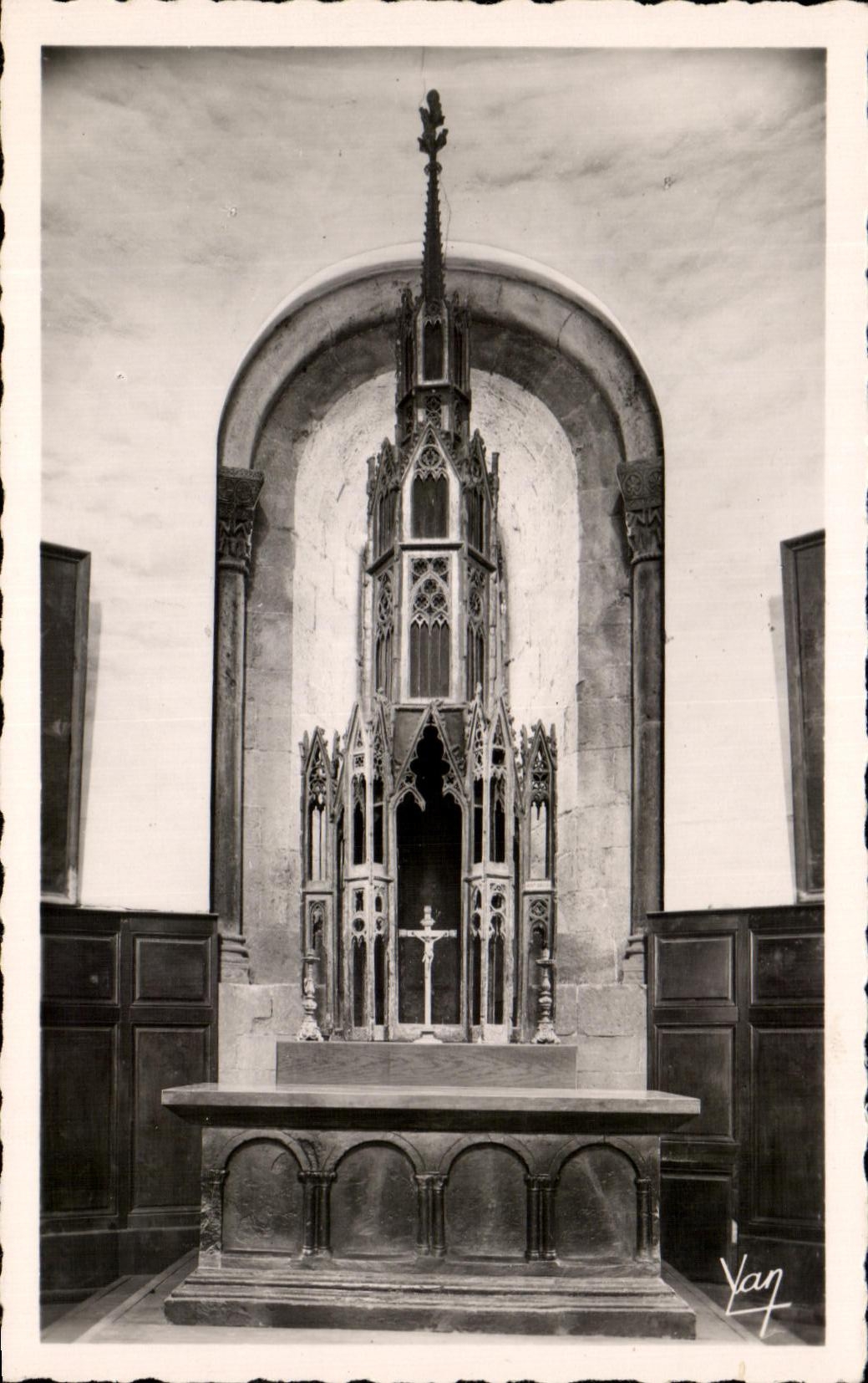 Église Abbatiale de Saint-Savin — Tombeau de Saint-Savin (XIIe s.) surmonté de la Maison Eucharistique — Édition Lourdes - Lourdesault