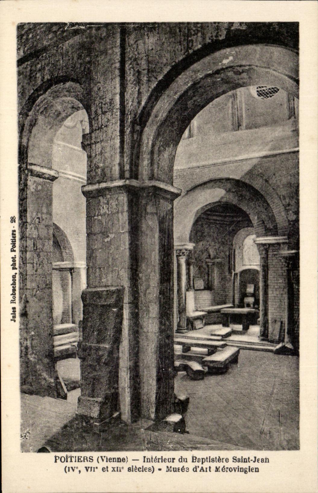 Poitiers (Vienne) — Intérieur du Baptistère Saint-Jean (IVe, VIIe et XIIe siècles) — Musée d'Art Mérovingien