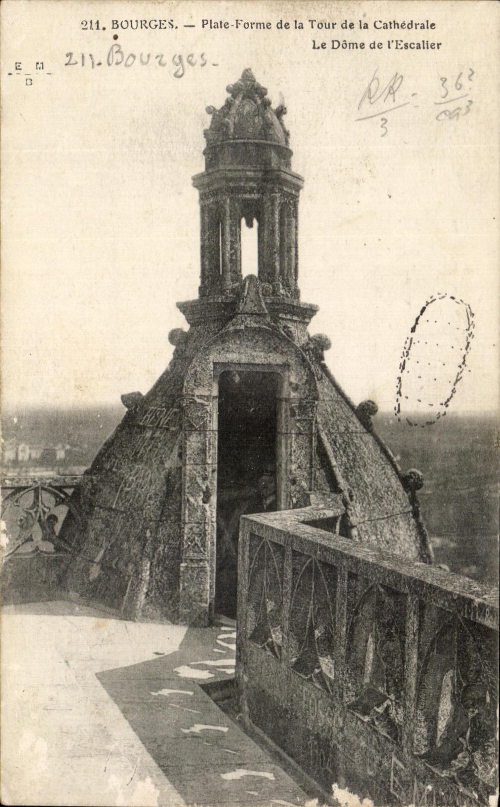CPA Bourges Plate Forme de la Tour de la Cathedrale Le Dome de l'Escalier