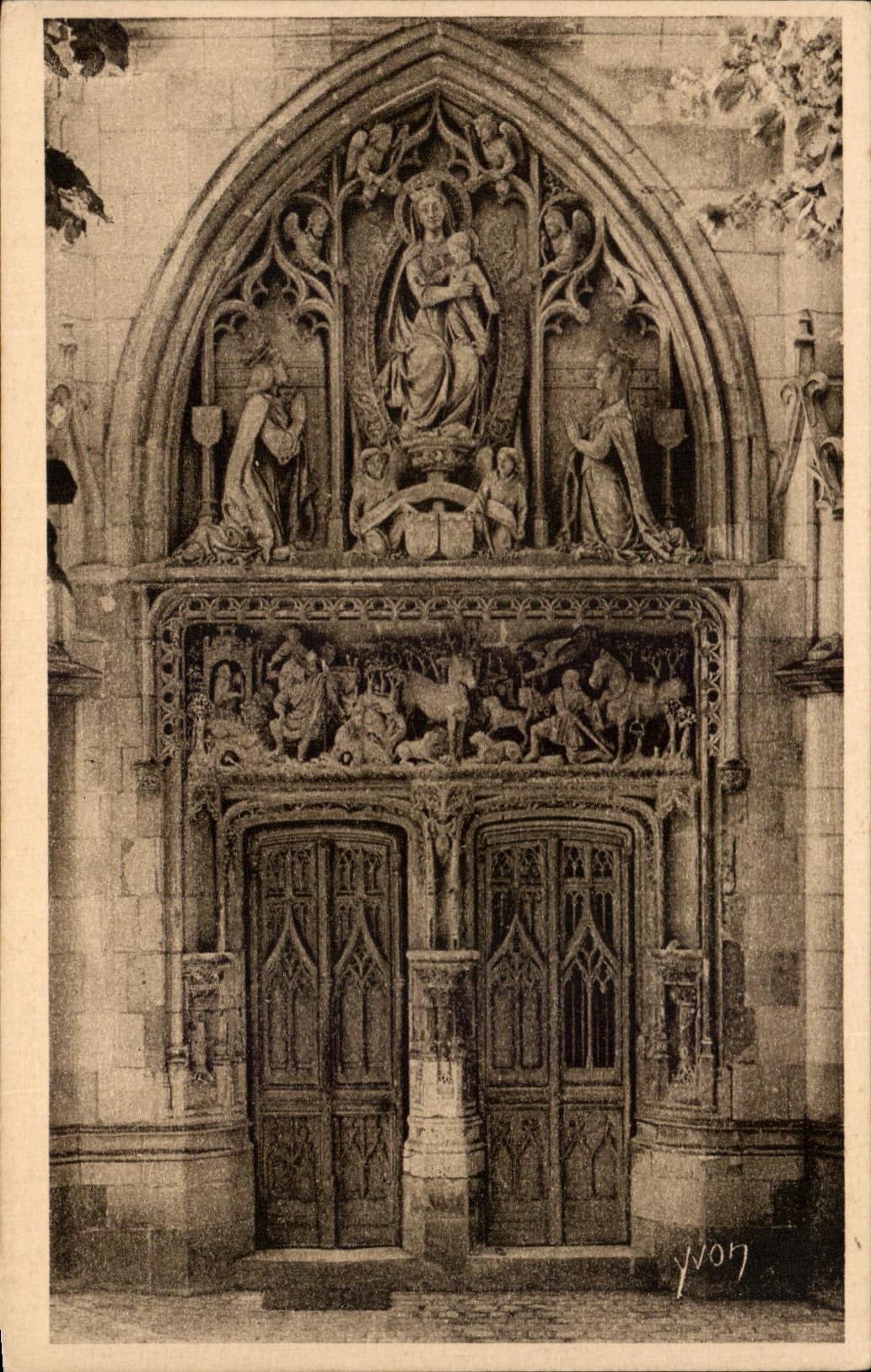 CPA La douce France Chateaux De La Loire chateau d'Amboise Porte De La Chapelle Saint Hubert