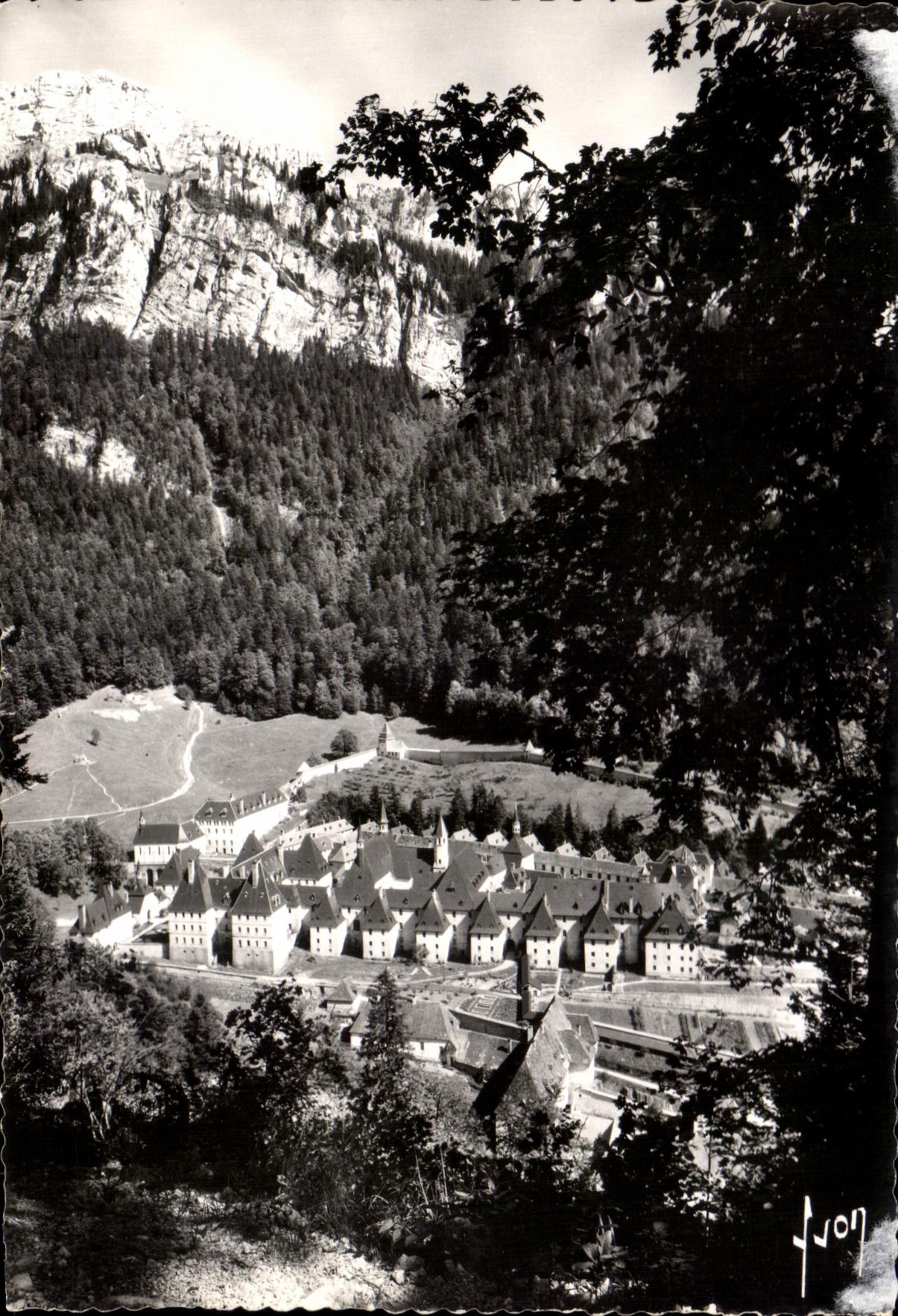 Monastère de la Grande Chartreuse — vue panoramique — Les Éditions d'Art, Paris