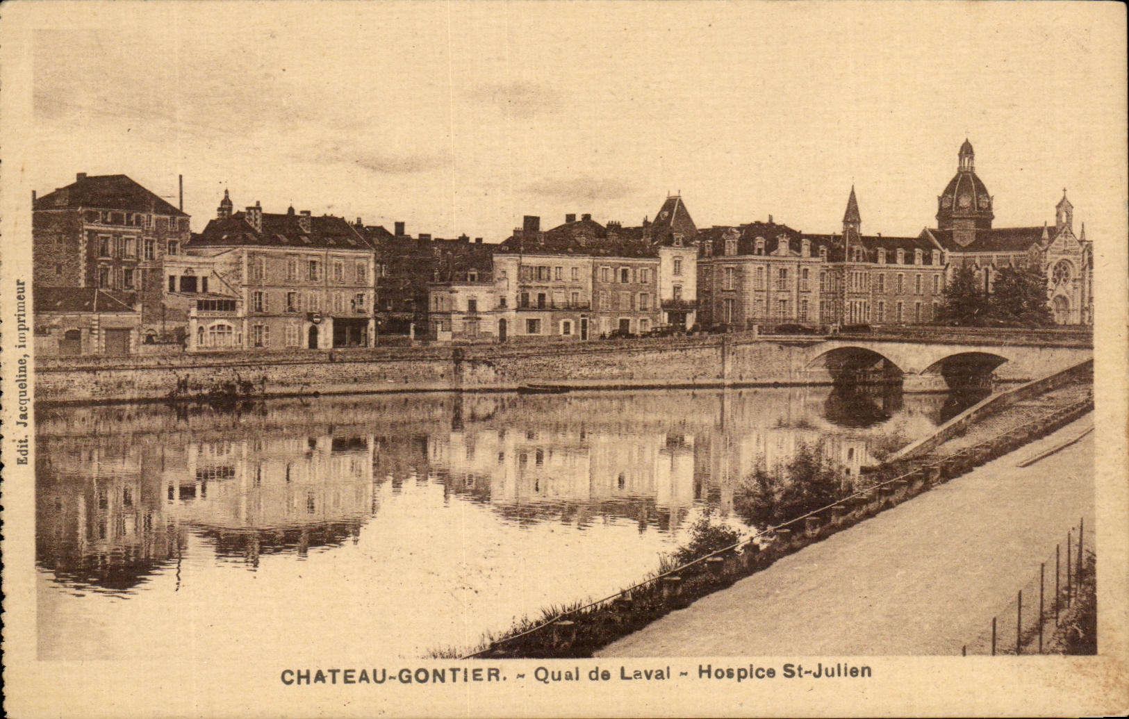 CPA Chateau Gontier Quai de Laval Hospice St Jullien