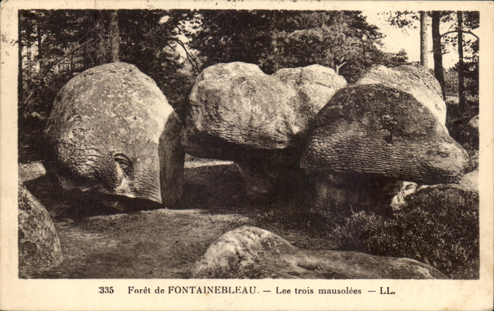Bosque de FONTAINEBLEAU — Los tres mausoleos — LL.