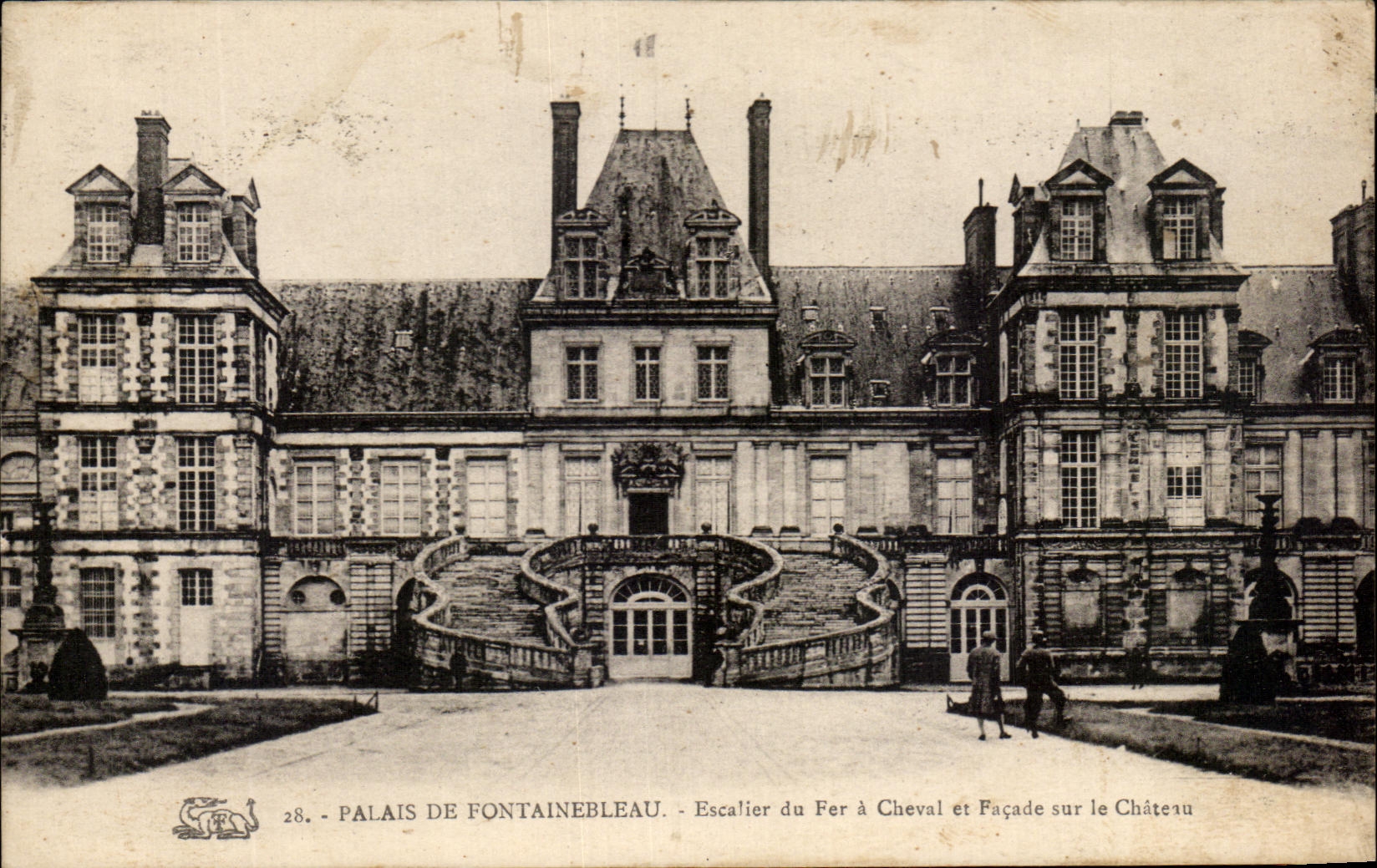 Palazzo di Fontainebleau — Scalinate del Fer à Cheval e Facciata sul Castello — Editore non identificato, n° 28