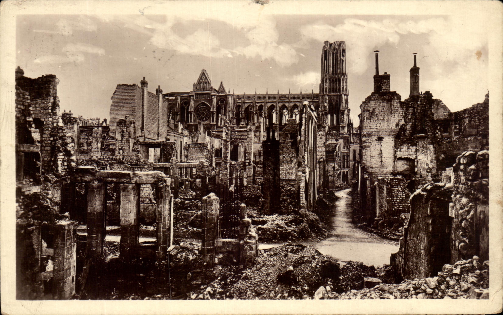 CPA Reims en ruines La cathedrale Militaria