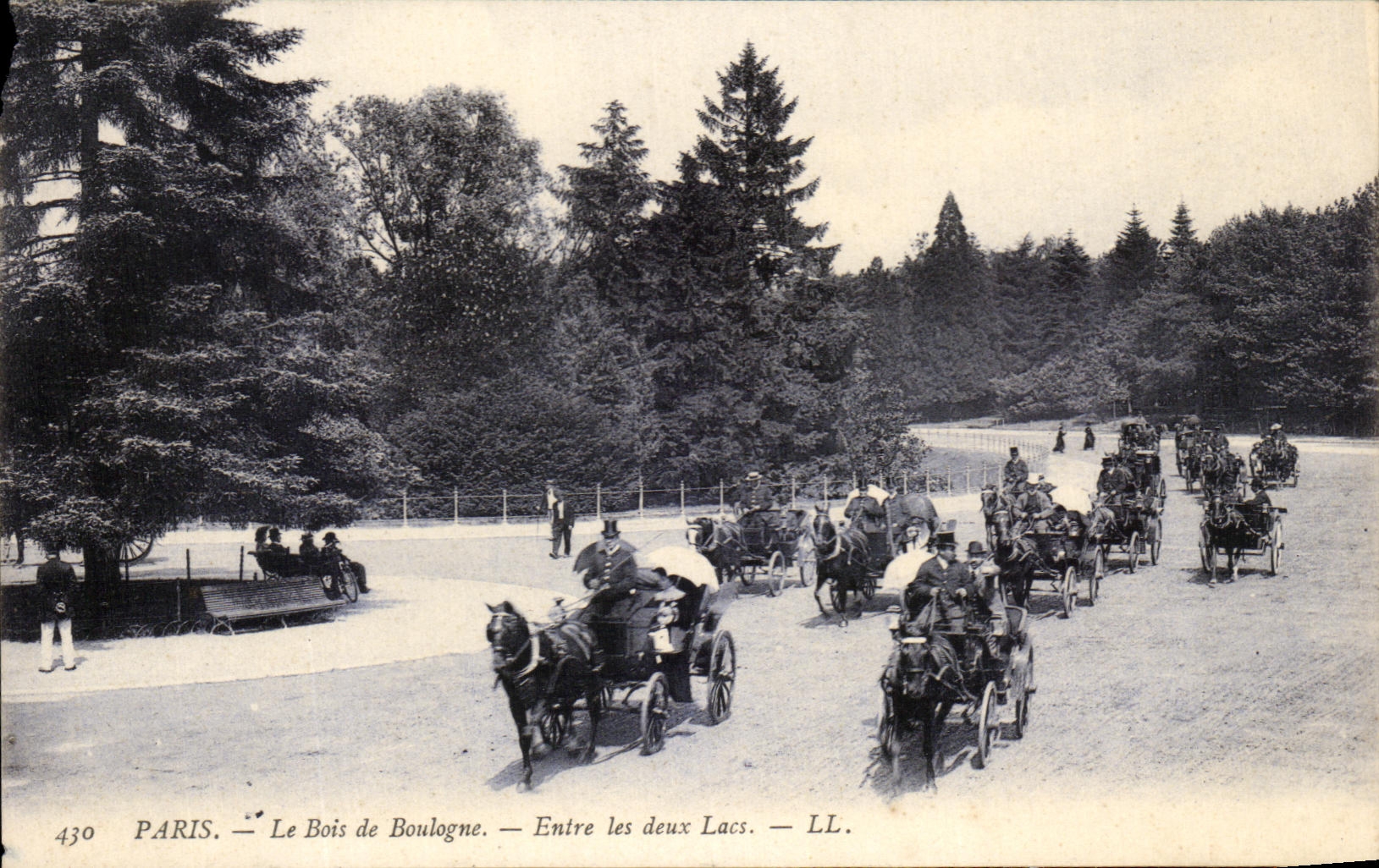 CPA Paris Le Bois de Boulogne Entre les deux Lacs Chevaux caleches
