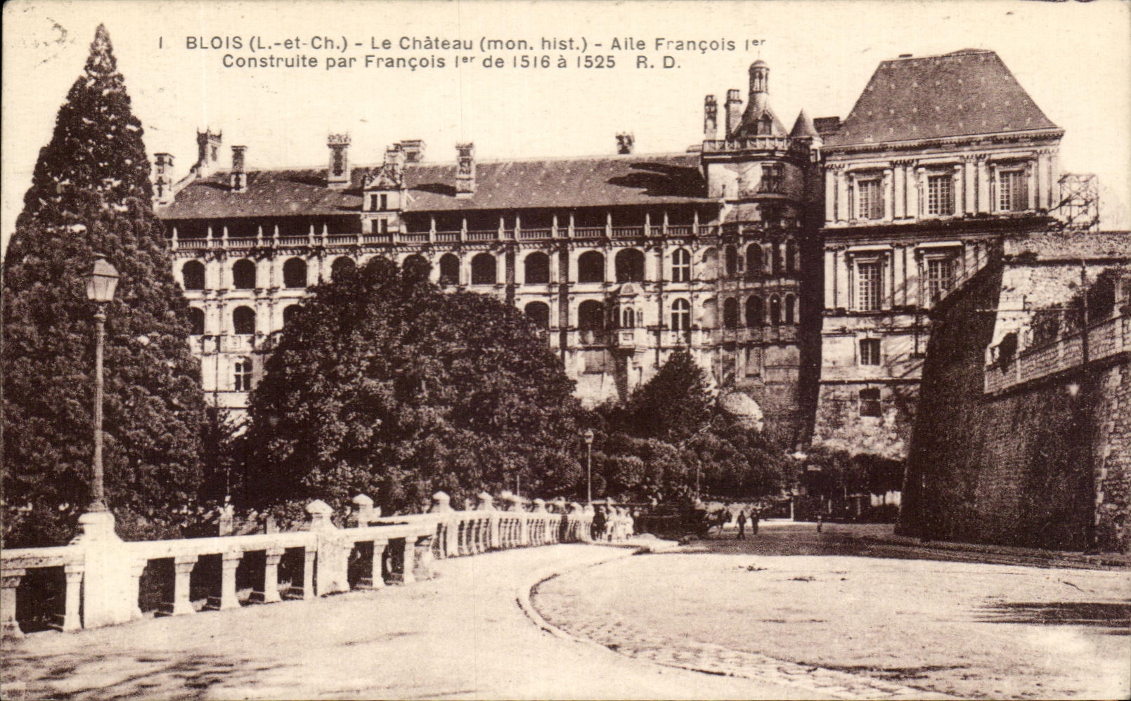 CPA Blois Le Chateau Alle Francois 1er
