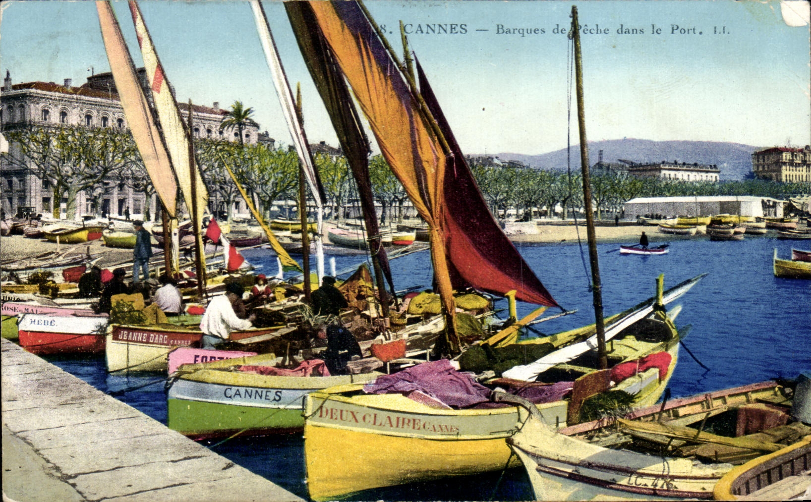 CPA Cannes Barques de Poche dons le port Bateaux Jeanne d'arc Cannes Deux Claire