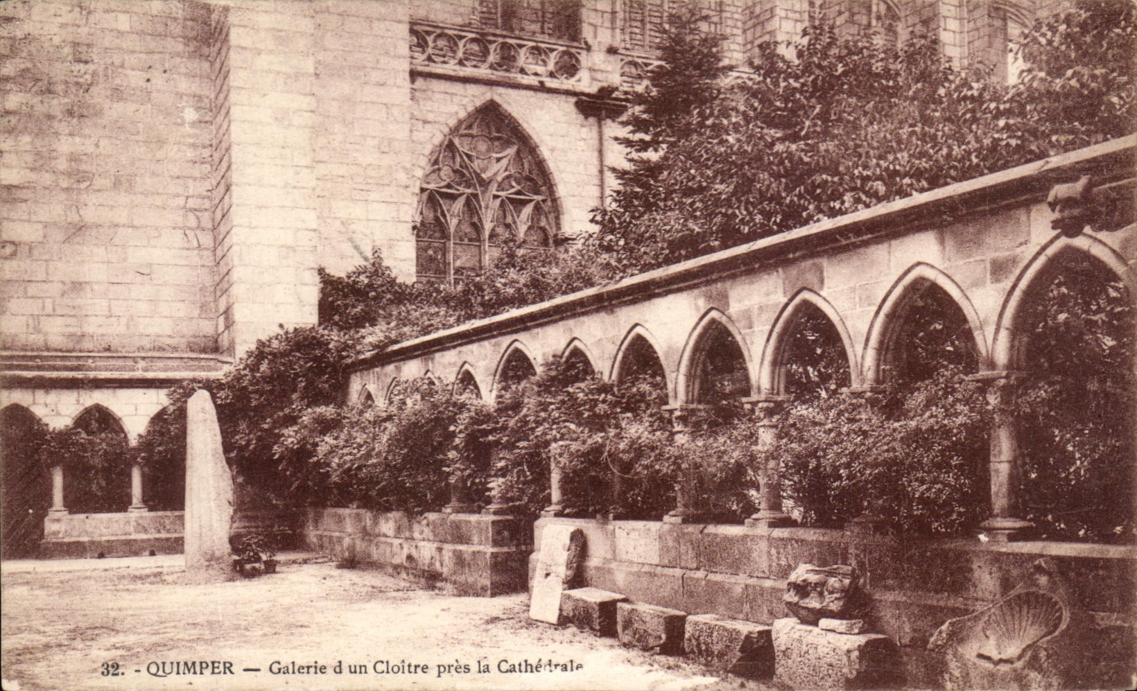 CPA Quimper Galerie d'un Cloitre pres la Cathedrale