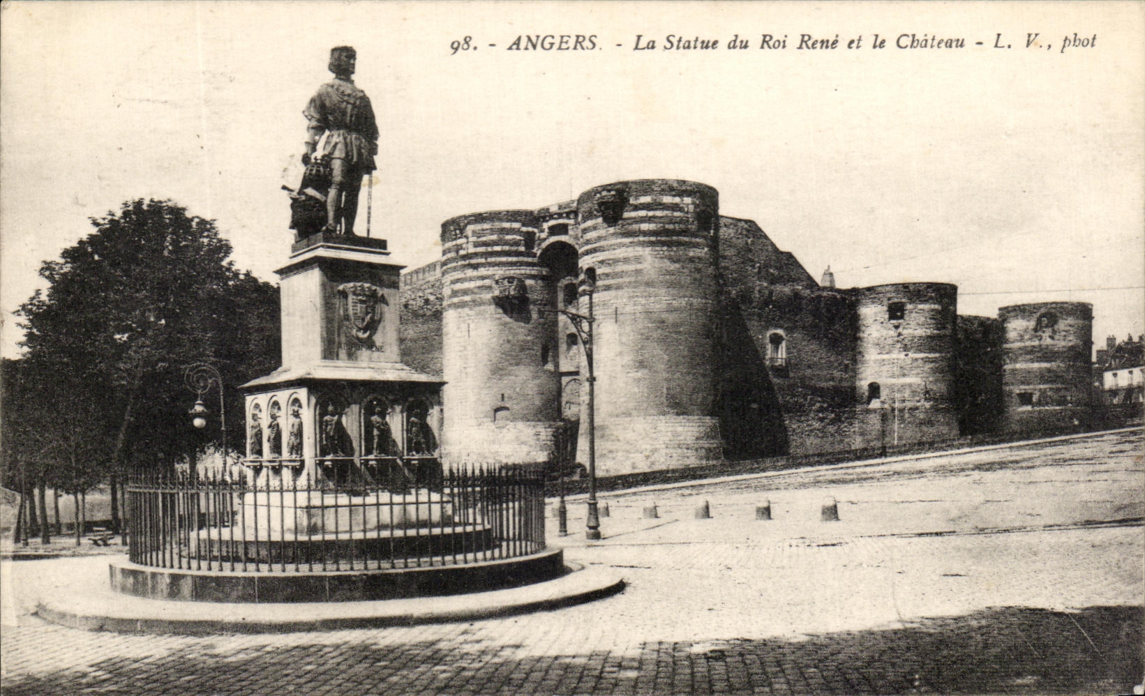 CPA Angers la Statut du Roi Rene et le Chateau