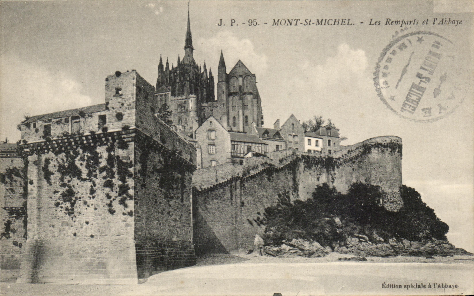 CPA Mont St Michel Les Remparts et l'abbaye