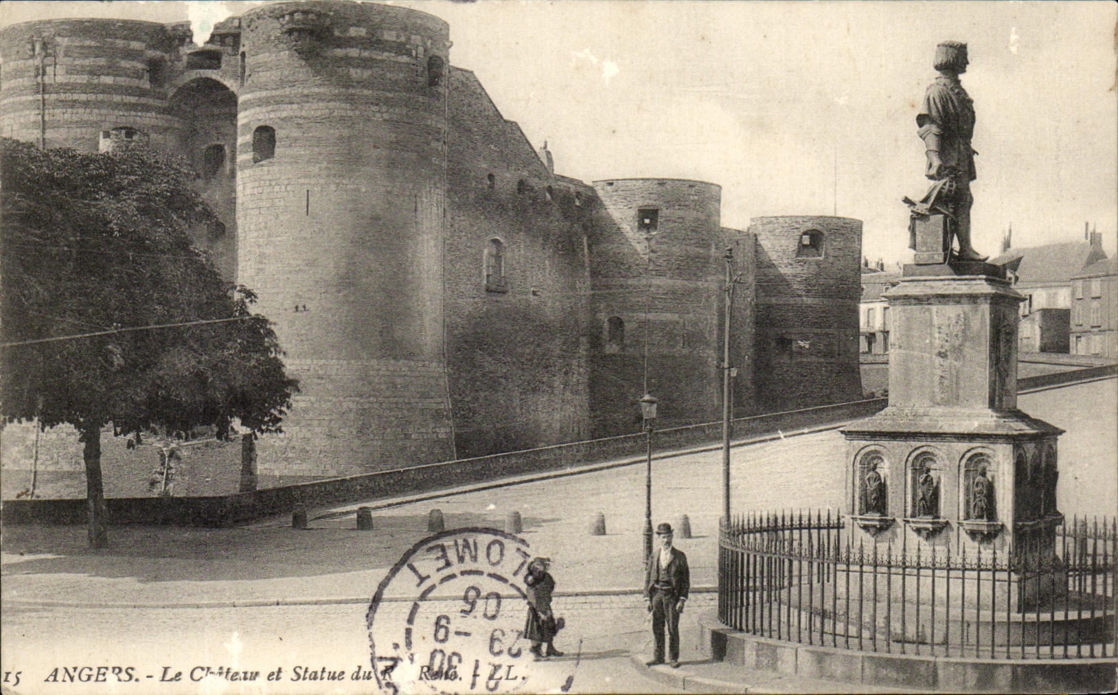 CPA Angers Le Chateau et Statue 