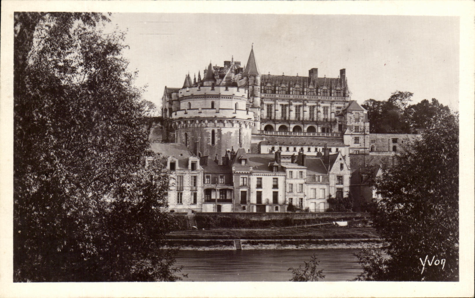 CPA Chateau d'Amboise Vu des bords de la Loire