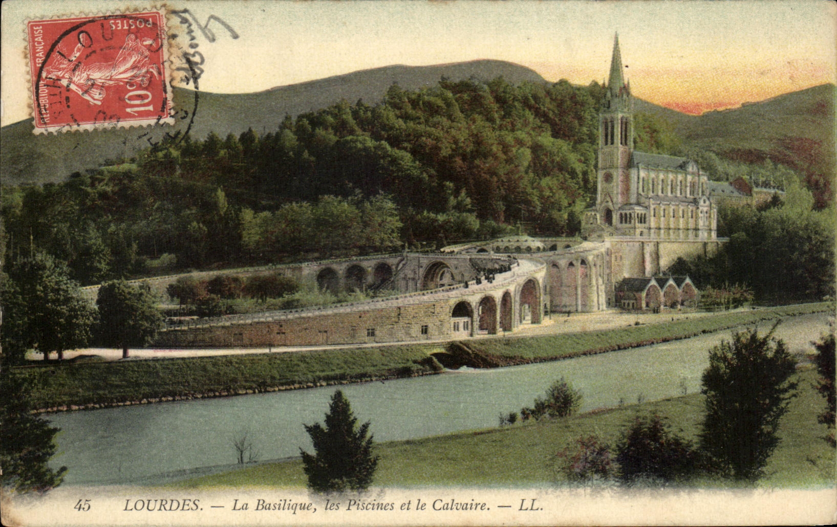 CPA Lourdes La Basilique les Piscines et le Calvaire