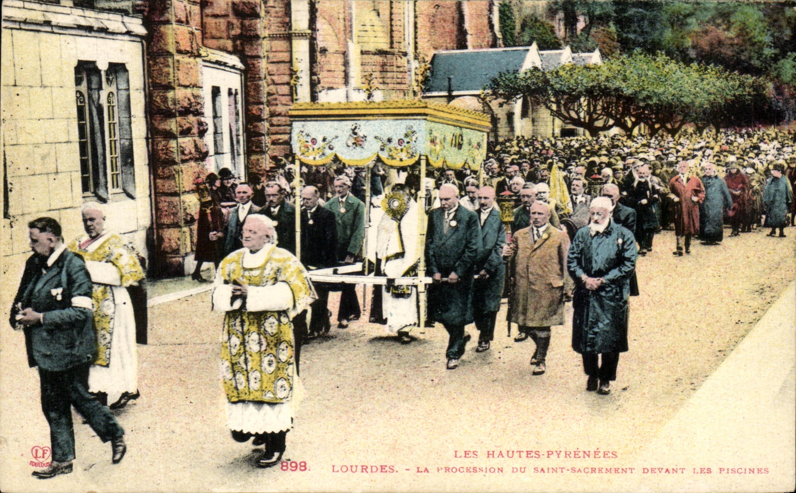 CPA Lourdes La procession Du Saint Sacrement devant les piscines 