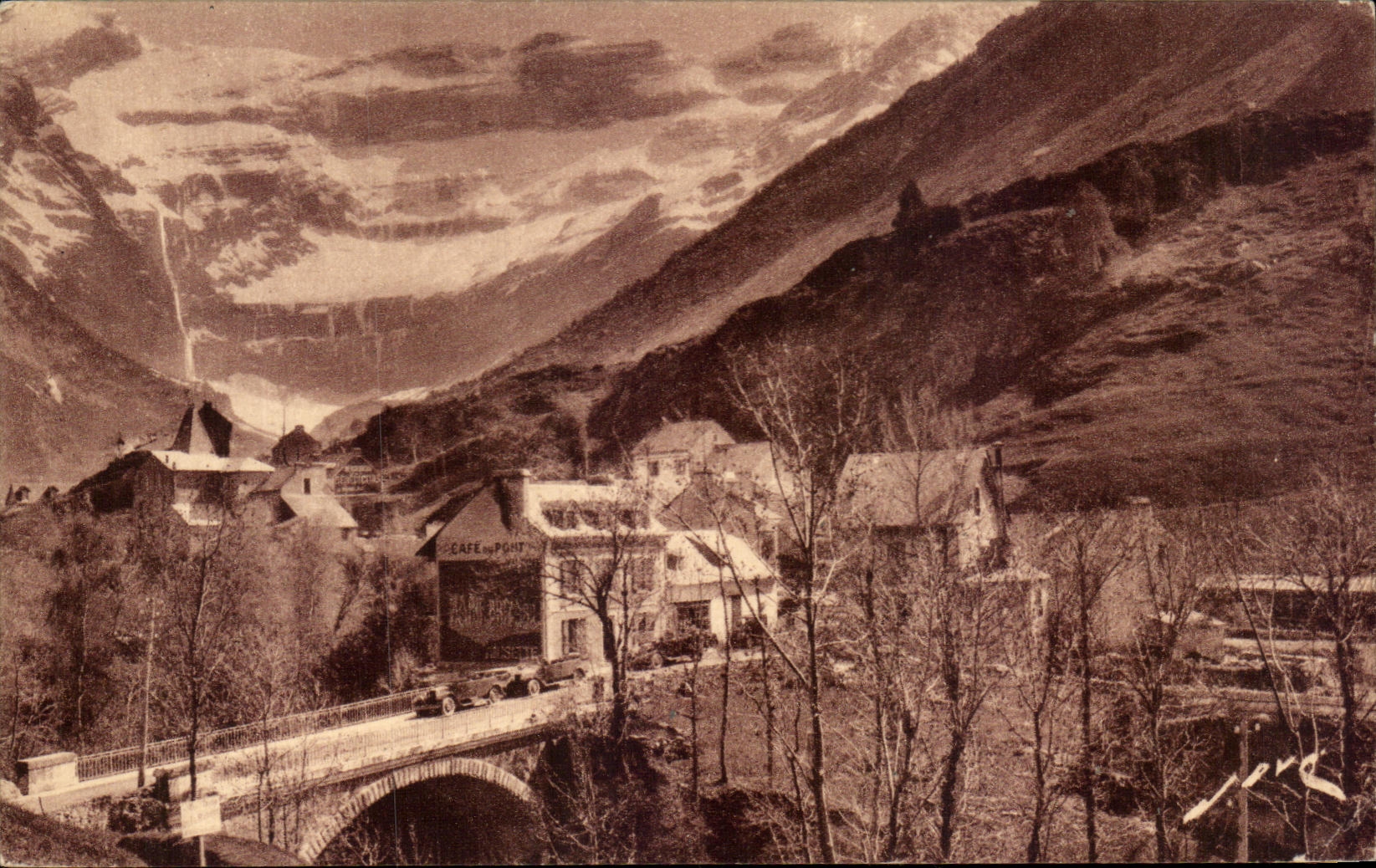 CPA Gavarnie L'entree du village Au fond le Cirque Cafe du pont