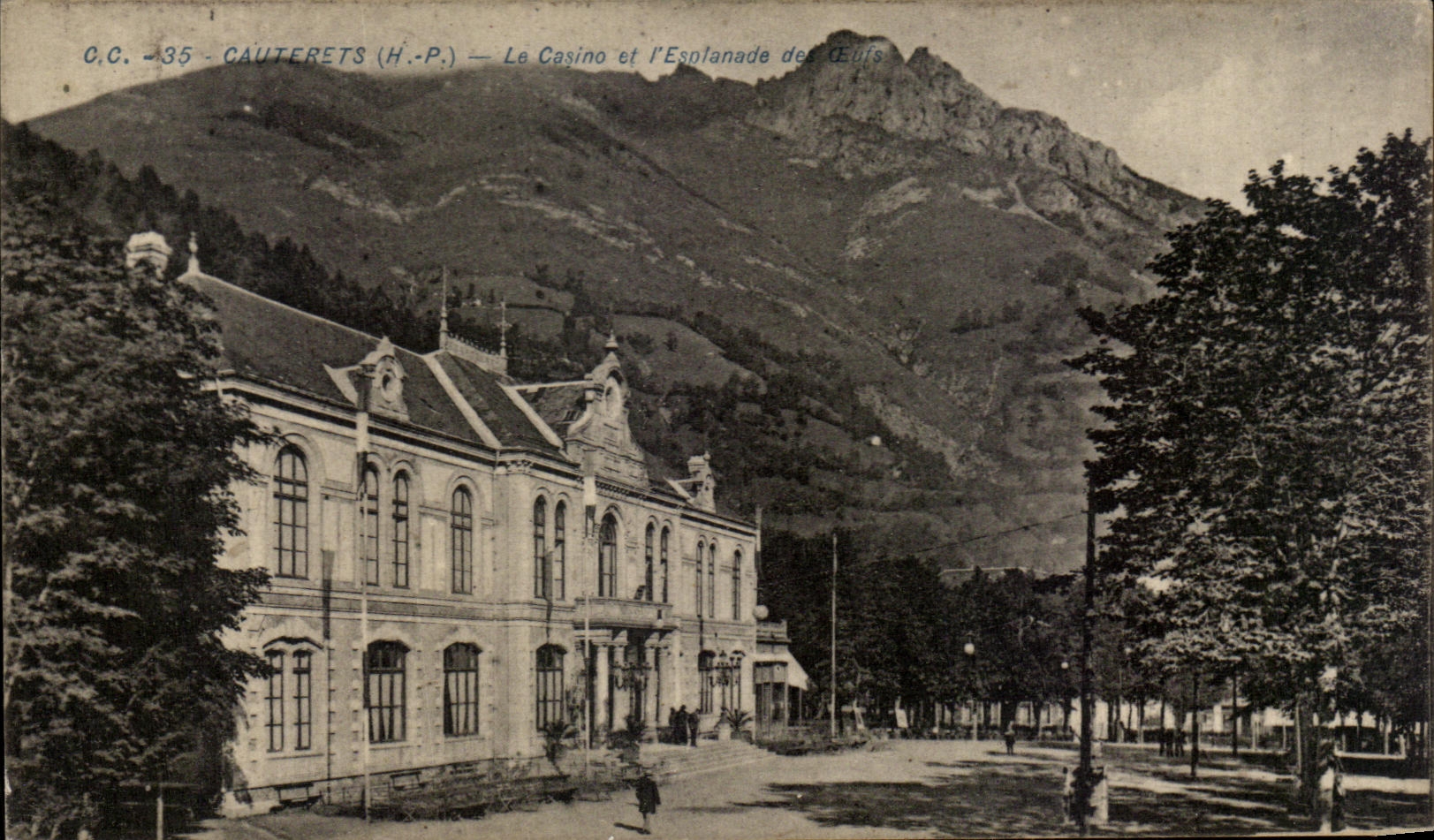 Cauterets (H.-P.) — Le Casino et l'Esplanade des Eufs — C.C. -35