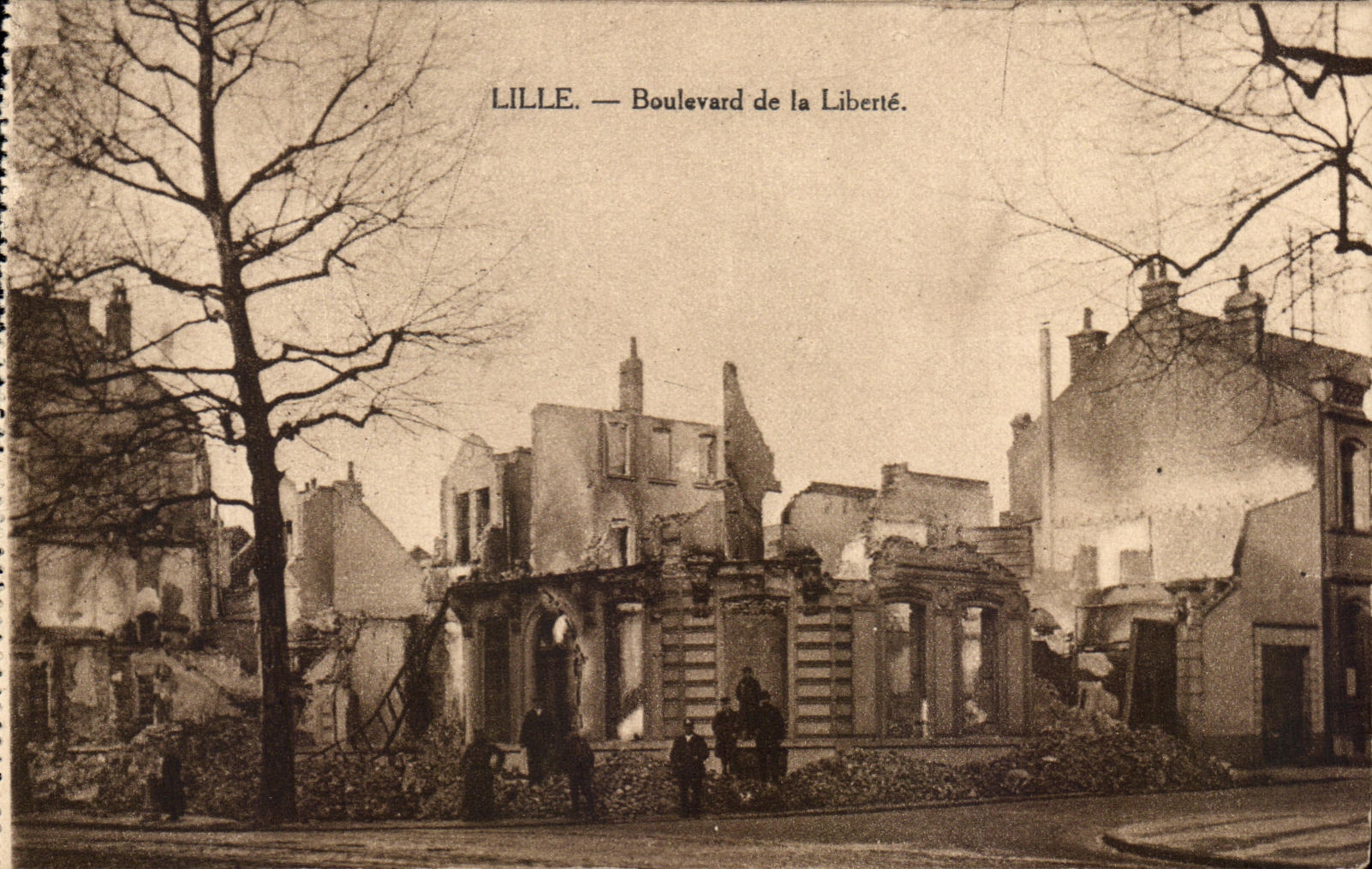 CPA Lille Boulevard de la Liberte Militaria