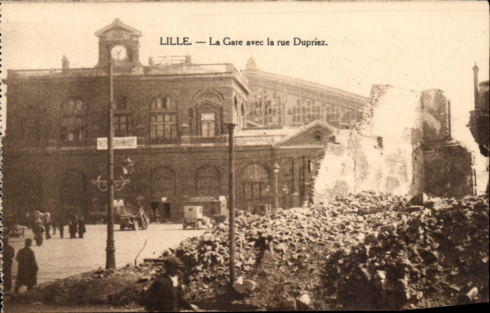 CPA Lille La Gare avec la rue Dupriez Militaria