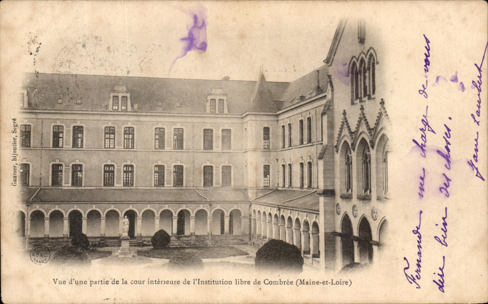CPA Vue d'une partie de la cour interieure de l'Institution libre de Combree