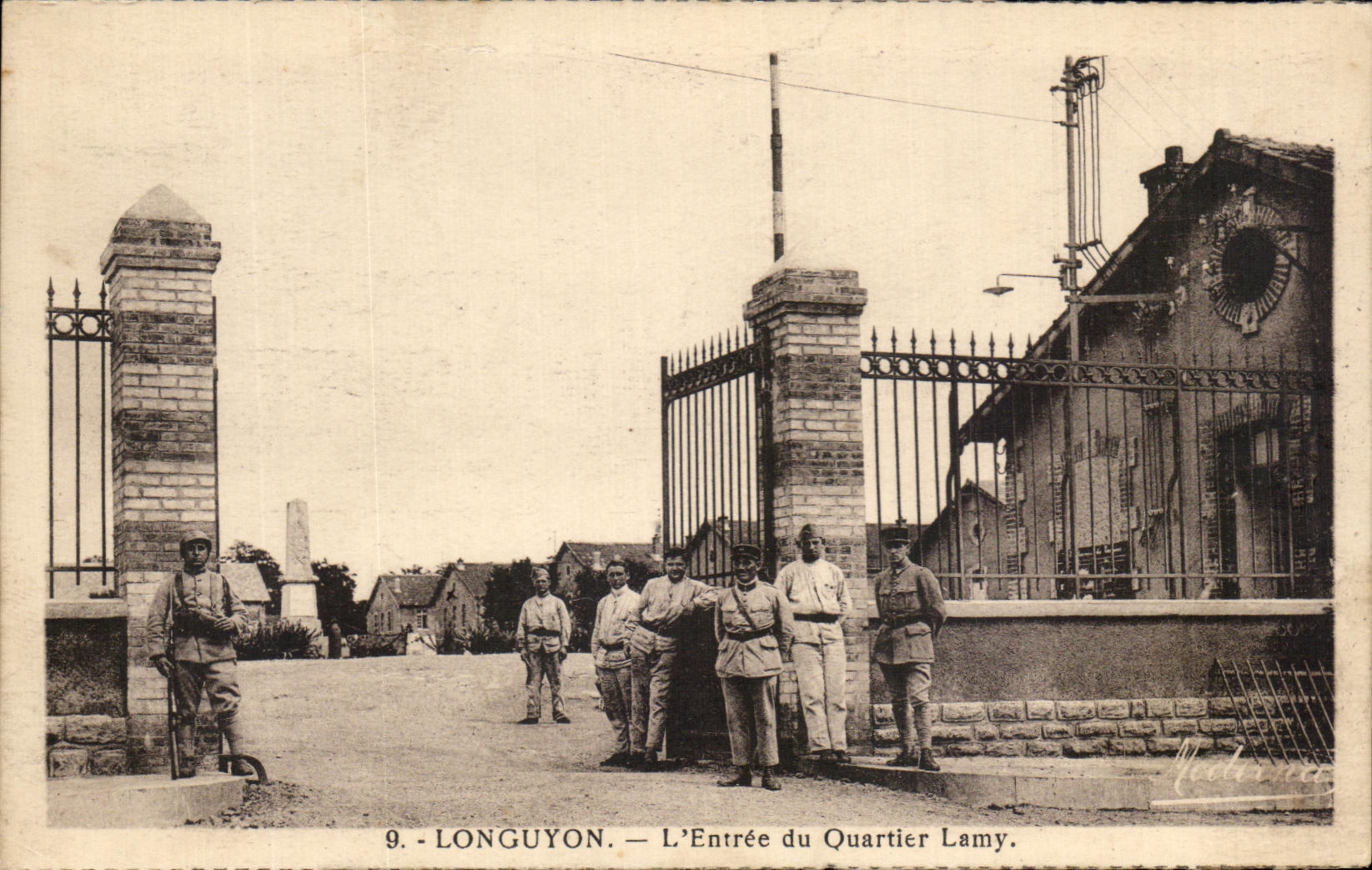 CPA Longuyon L'Entree Du Quartier Lamy Militaria