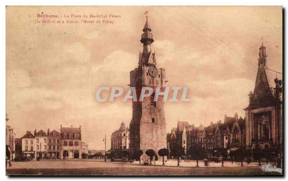 CPA Bethune La Place De Marechal Petain Le beffroi et l'hotel de ville 