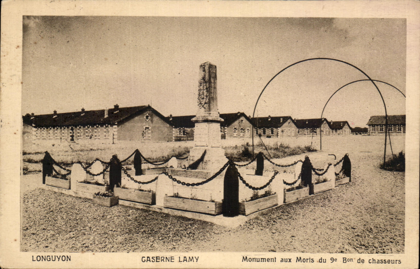 CPA Longuyon Caserne Lamy Monument Aux Morts du 9eme De Chasseurs Militaria