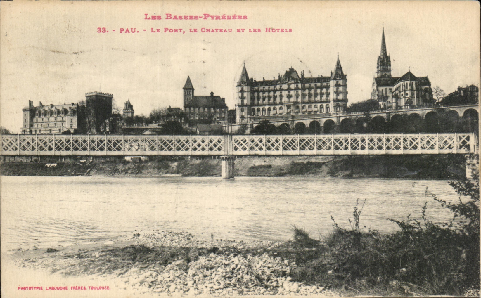 CPA Les Hautes Pyrenees Pau Le Pont Le chateau Et Des Hotels