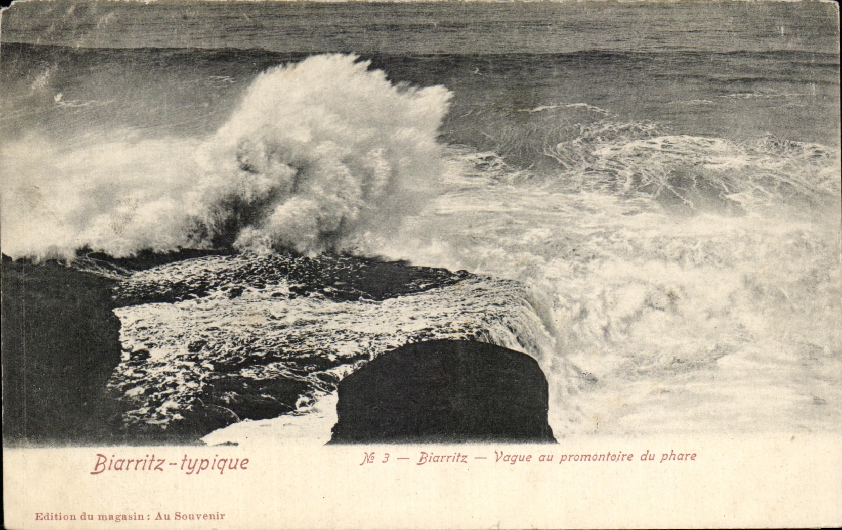 Biarritz — Vague au promontoire du phare — Édition du magasin : Au Souvenir, N° 3