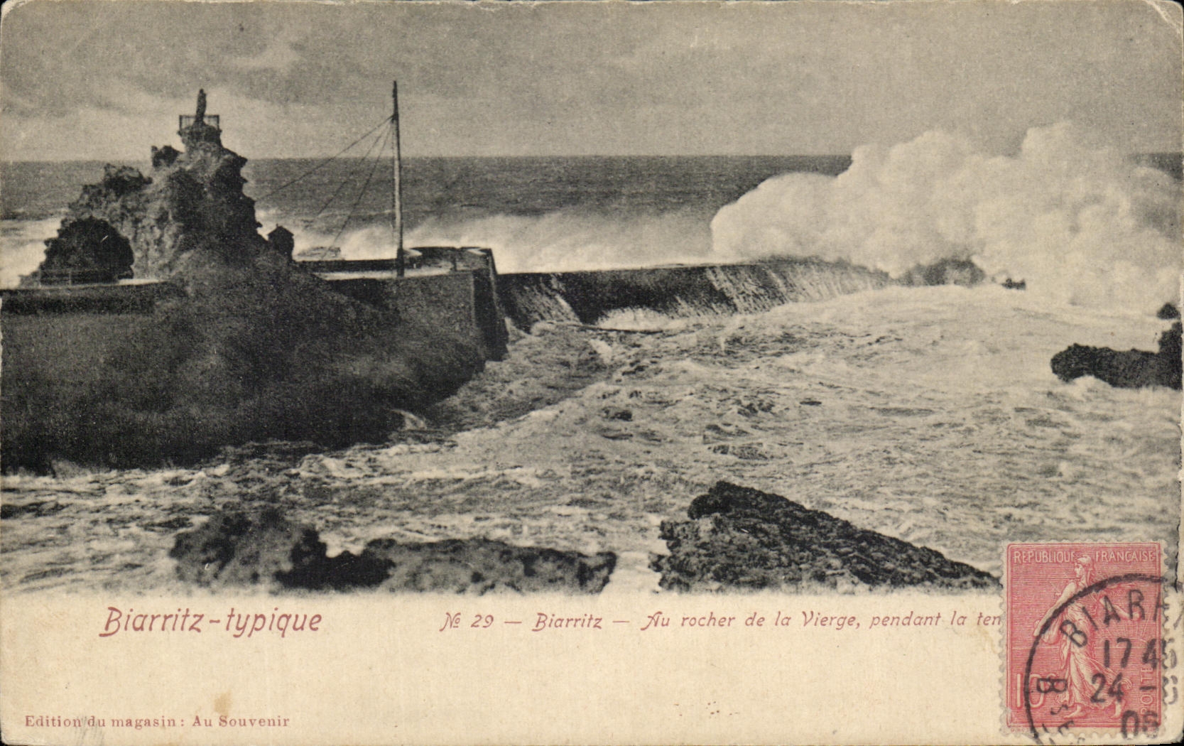 CPA Biarritz Typique Biarritz Rocher De La Vierge Pendant la tempete 