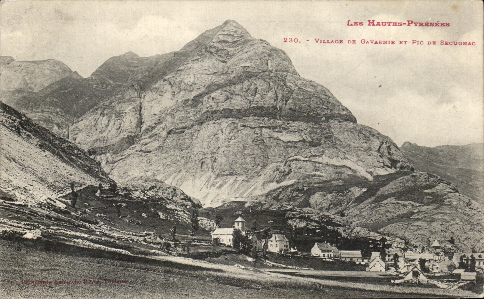 CPA Les Hautes Pyrenees Village De Gavarnie Et Pic De Secugnac