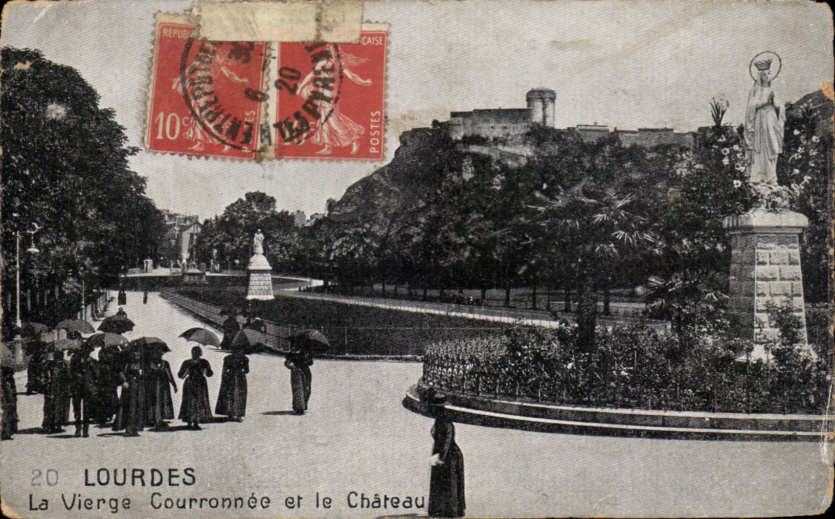 CPA Lourdes La Vierge Couuronnee Et Le Chateau