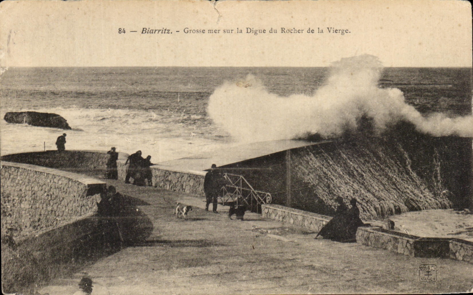 CPA Biarritz Grosse Mer sur La Digue Du Rocher