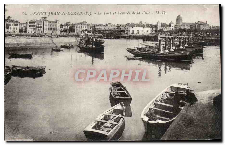 CPA Saint Jean De Luz Le Port Et l'Entree De La Ville Bateaux