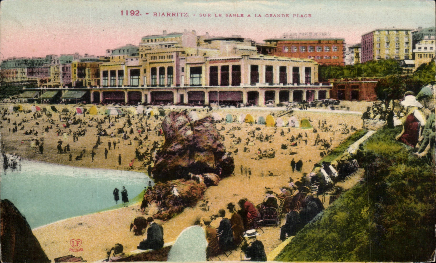Biarritz - Sur le sable à la grande place — éditeur L. F. Roucoux, n° 1192
