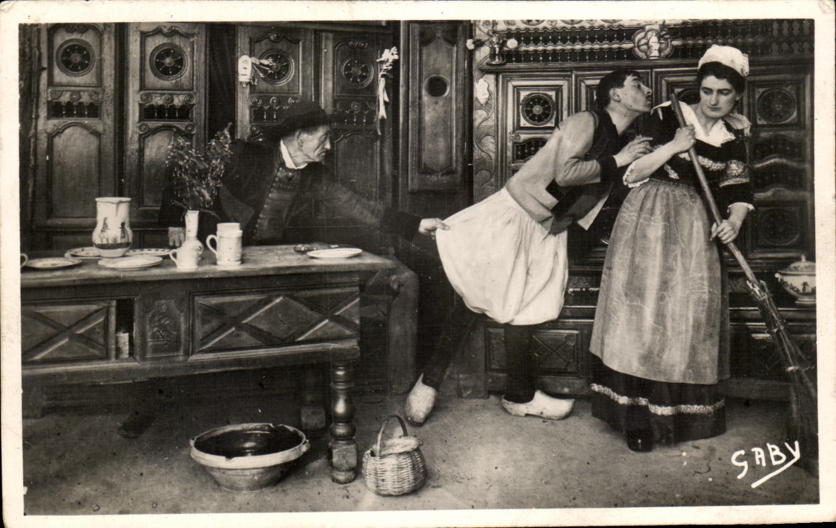 CPSM Autour Des Lits Clos Bretons Folklore Costume