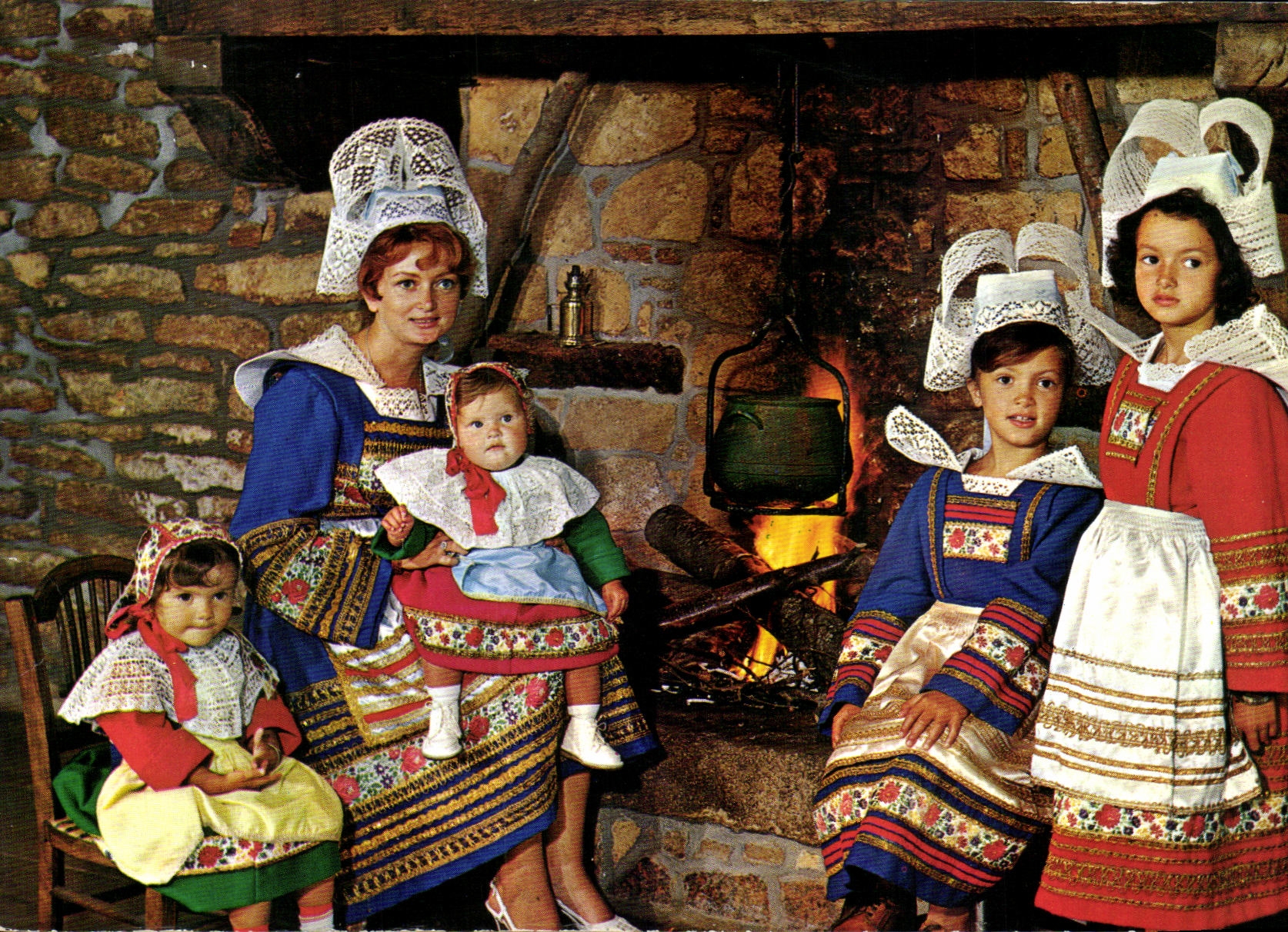 CPSM Folklore En Bretagne Aupres de I'atre Maryvonne et sa petite famille 