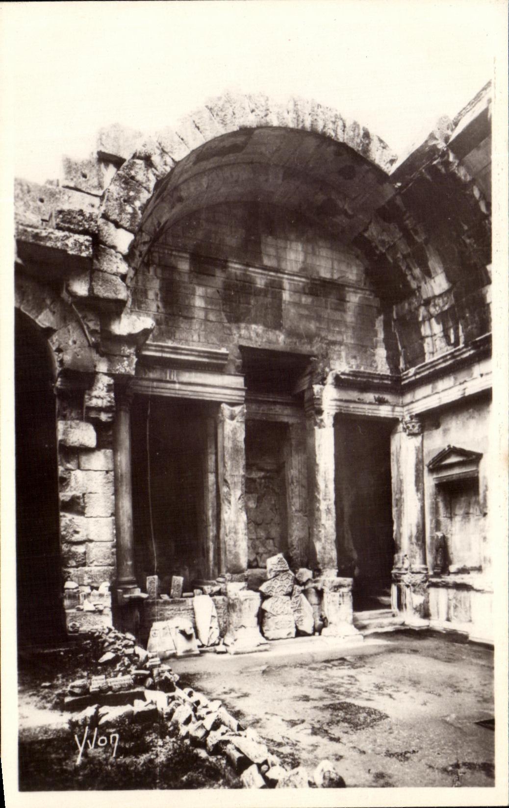 Nîmes (Gard) — Intérieur du Temple de Diane — Éditions Dart Wyck, Paris