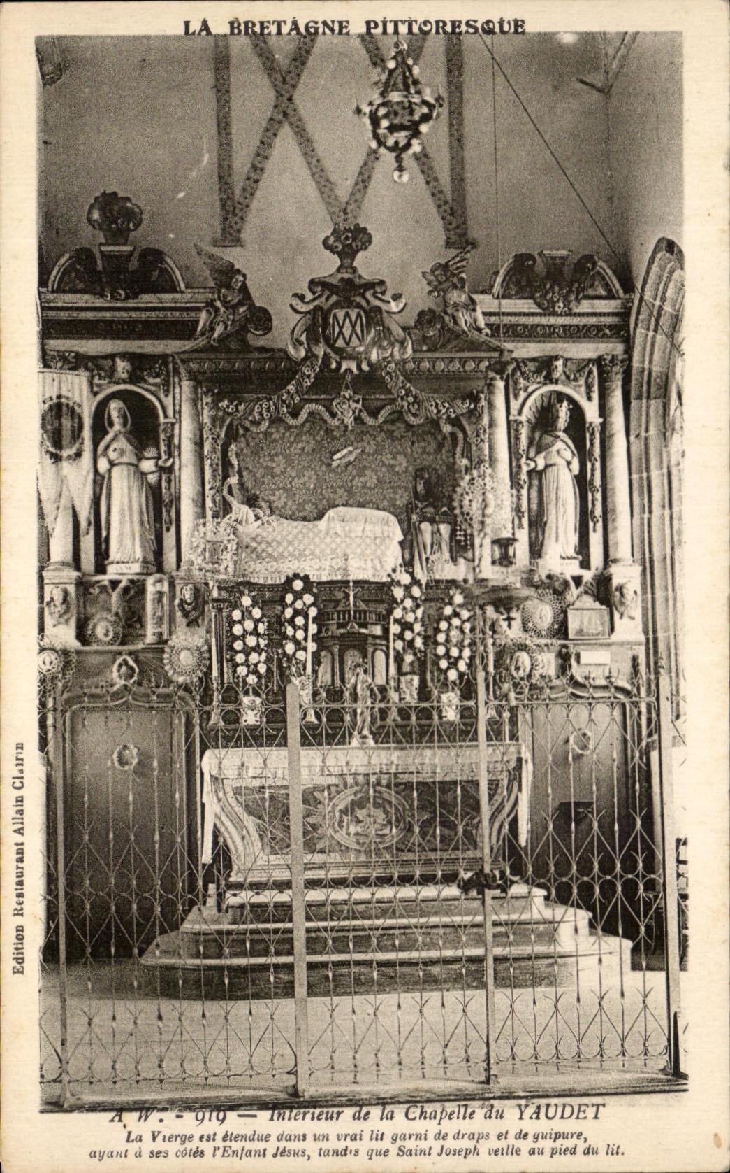 CPA Interieur De La Chapelle Du Yaudet La Vierge