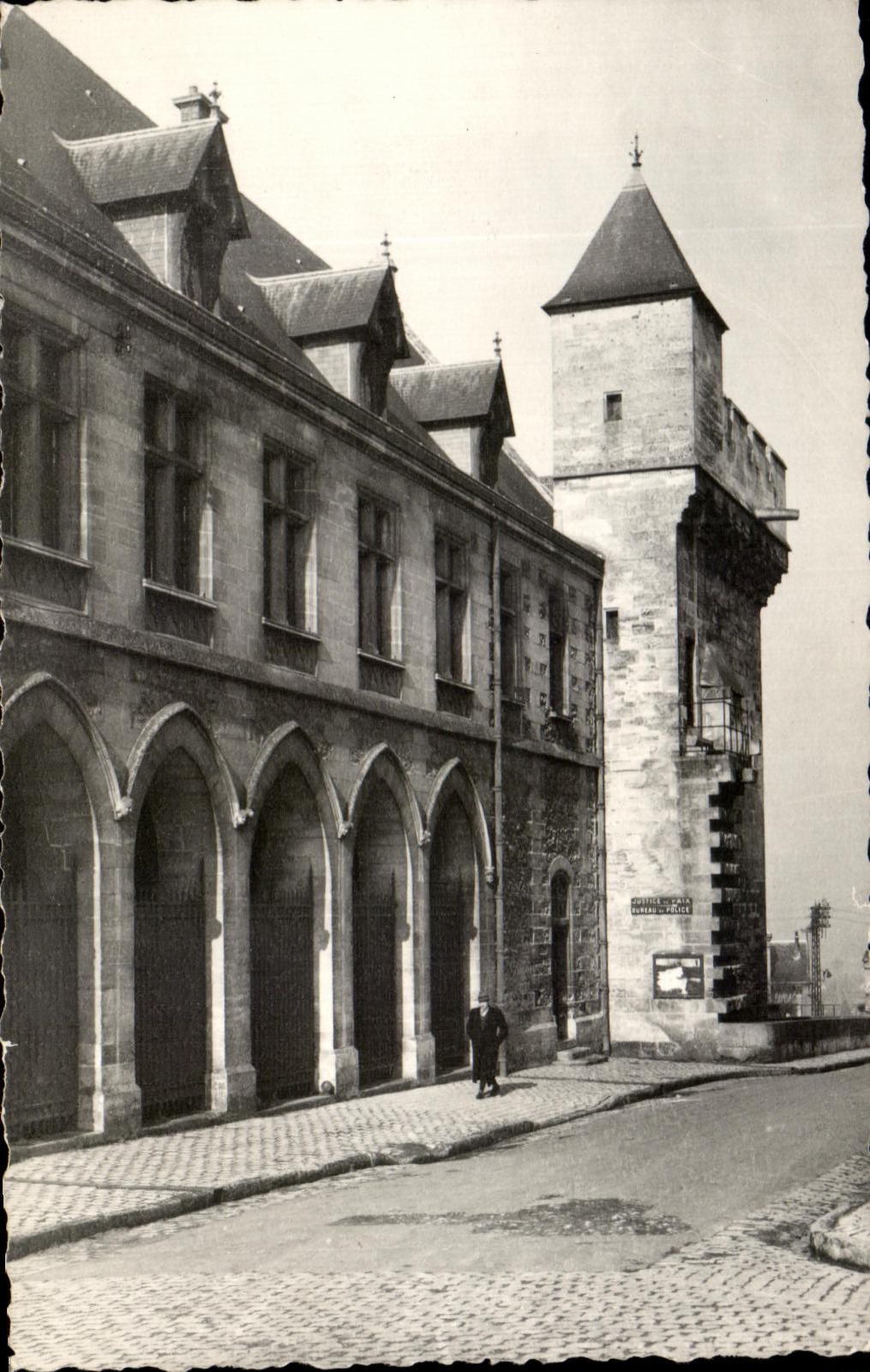 CPA Clermont Le Donjon De l'Hotel De Ville