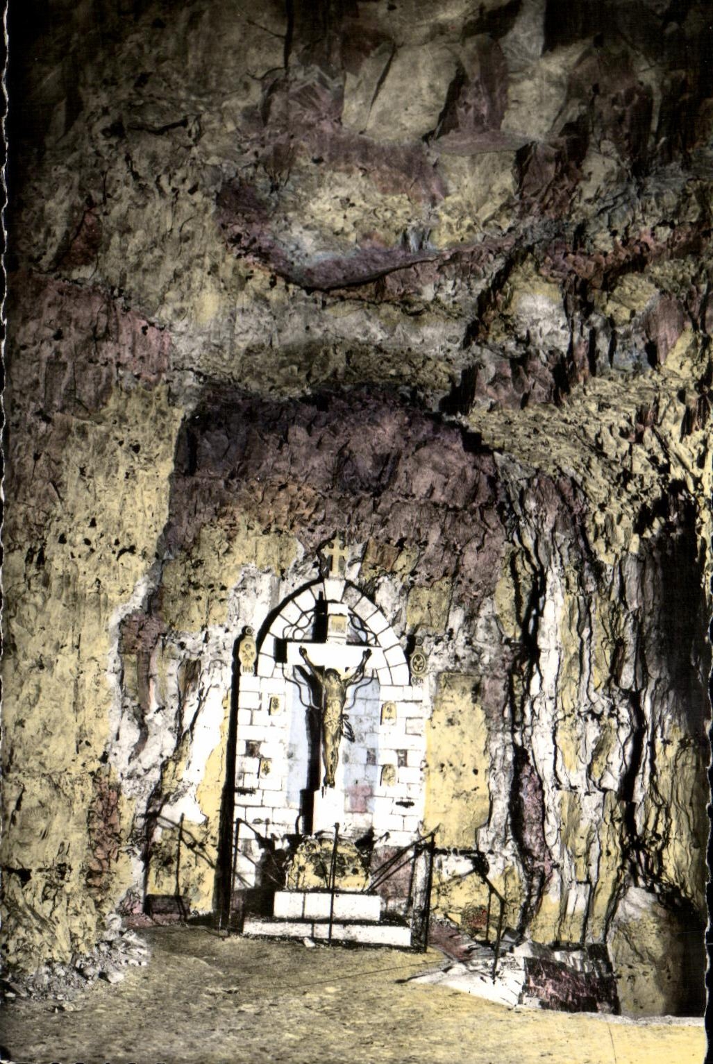 CPA Grottes Historiques Des Naours La Salle Du Calvaire