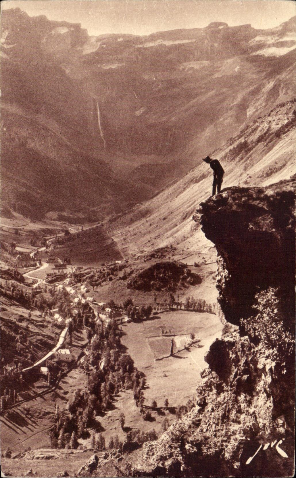 CPA Gavarnie Vue d'Ensemble Au Fond Le Cirque Et La Grande cascade