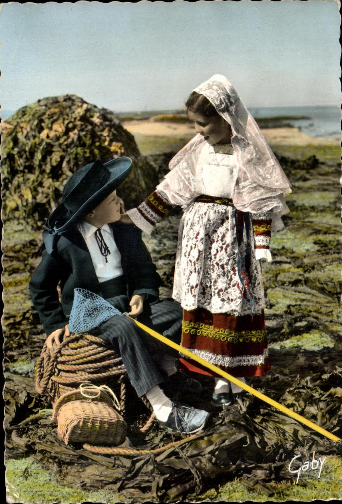CPSM Folklore De France La Bretagne Plouguerneau Enfants en costumes de pays Folklore 